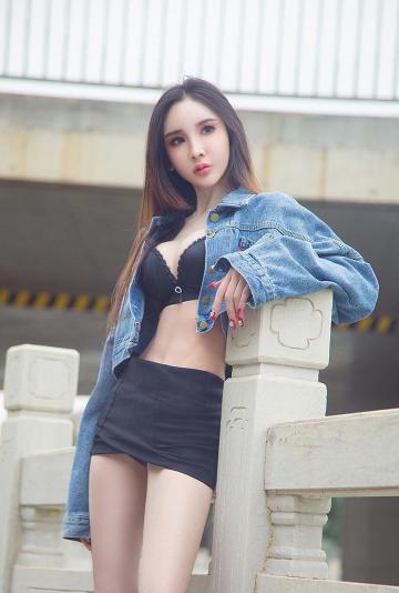混血模特阿依努尔瓦娅性感街拍