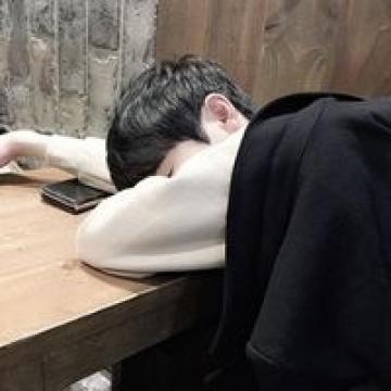 韩范帅气男生上半身头像 淹没在浪漫的气氛里