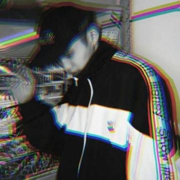 伤感男生黑白头像一个人难过 硬撑是我的天赋