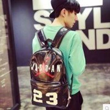 男生头像背影帅气阳光 捧着一杯浓厚的黑咖啡细细品味