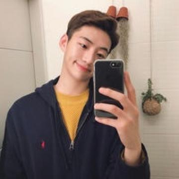微信自拍风个性男生头像 千人似你无人是你