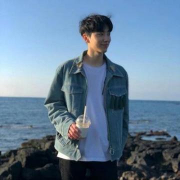2019微信帅哥头像帅气潮流有个性 初恋是一个人的兵荒马乱