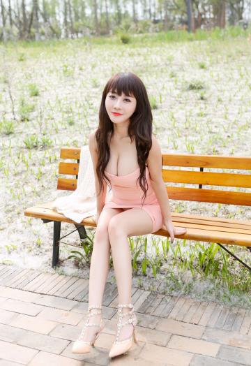 网络红人陈巧蓓isabella室外性感写真