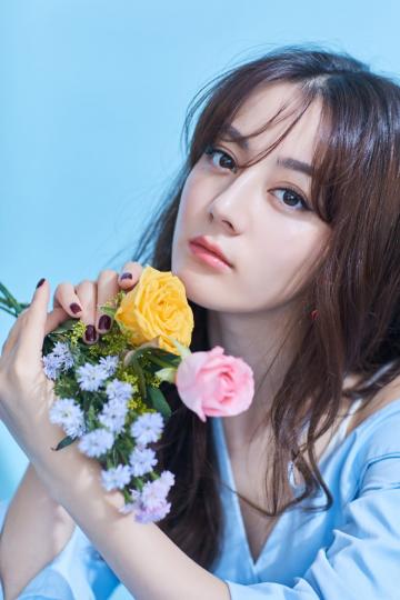 迪丽热巴浅蓝色露肩连衣裙