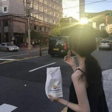 心痛伤感的头像女生冷淡背影内疚是感情刽子手