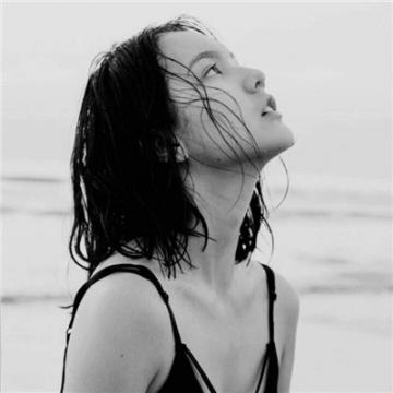 qq唯美女生黑白头像忧郁 随手被抛弃的何必念念不忘