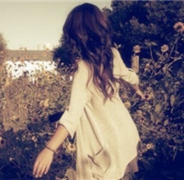 强颜欢笑止不住眼泪_可爱伤感的美女QQ头像