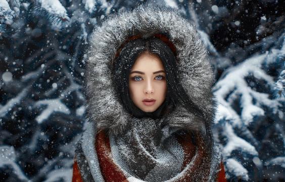 雪中的异域性感美女写真
