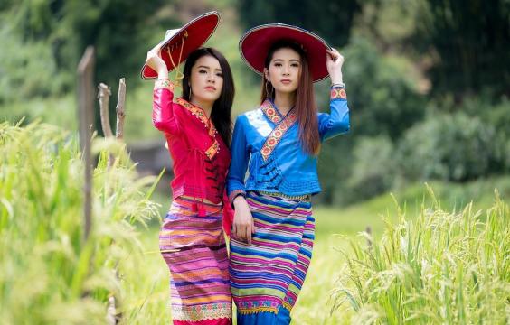 性感姐妹花民族服饰写真