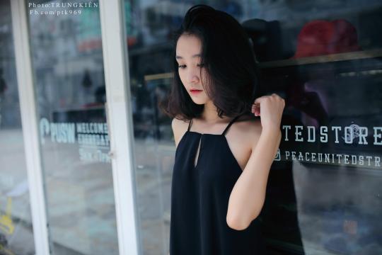吊带清纯美少女性感街拍写真