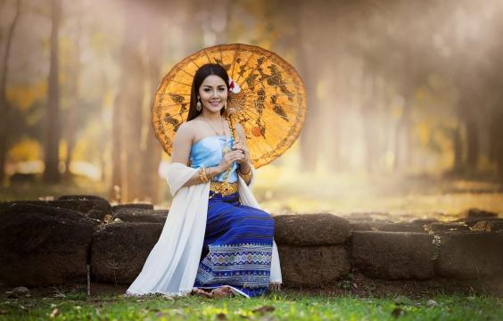 撑伞的性感美女写真