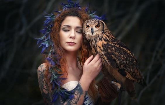 伴着猫头鹰的妖异美女写真