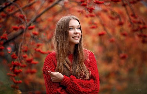 秋季森林里的清纯欧美少女