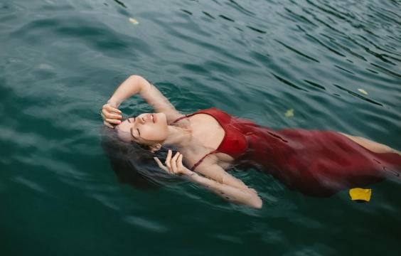 漂浮在水面上的性感吊带美女