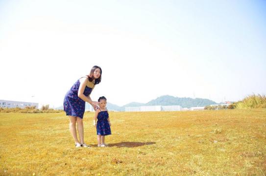 一起出去看世界的亲密母女