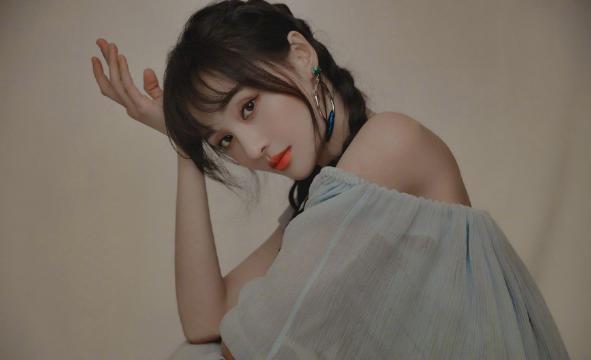 郑爽麻花辫造型甜美颜值回春