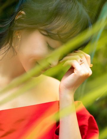 绿荫下性感女神宋茜优雅红色礼服写真