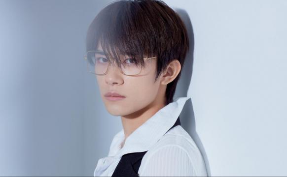 今日份男孩易烊千玺帅气金丝眼镜写真