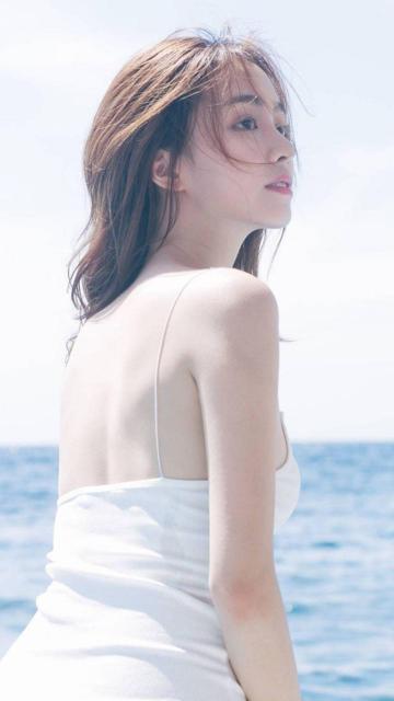 性感吊带清纯美女海边俏皮写真