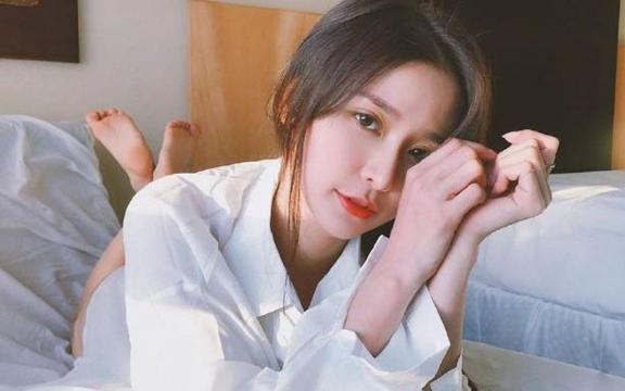 成熟性感美女白皙私房写真