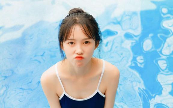 蓝色死水库泳衣美女可爱丸子头嘟嘴甜美写真