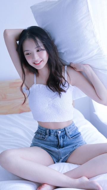 气质清纯美女居家吊带内衣诱人写真