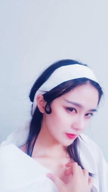 干净白皙小姐姐诱人写真