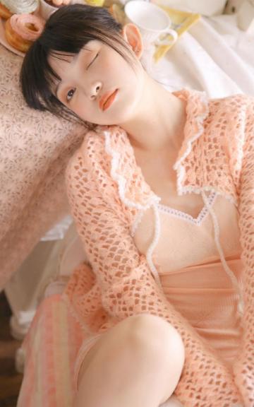 清纯气质美女白皙肌肤居家迷人写真