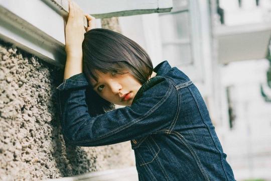 短发气质美女迷人写真