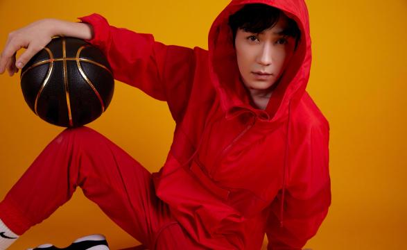 成熟型男朱一龙休闲风写真