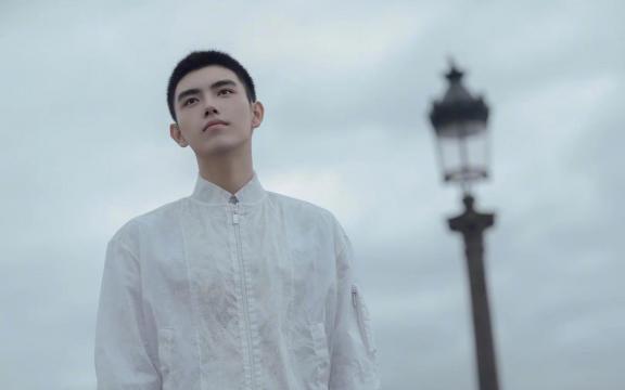 陈飞宇银灰色“星空”寸头巴黎男装秀