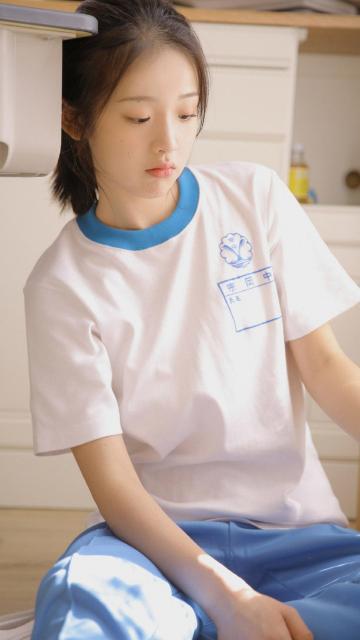活力美女学生白嫩肌肤写真