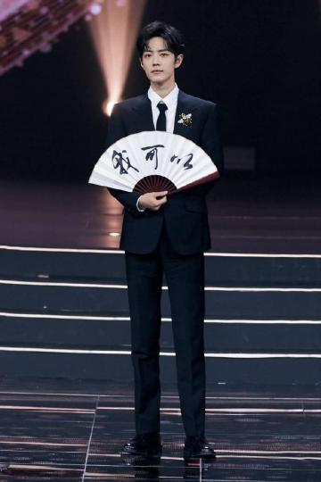 阳光大男孩肖战时尚干净休闲写真