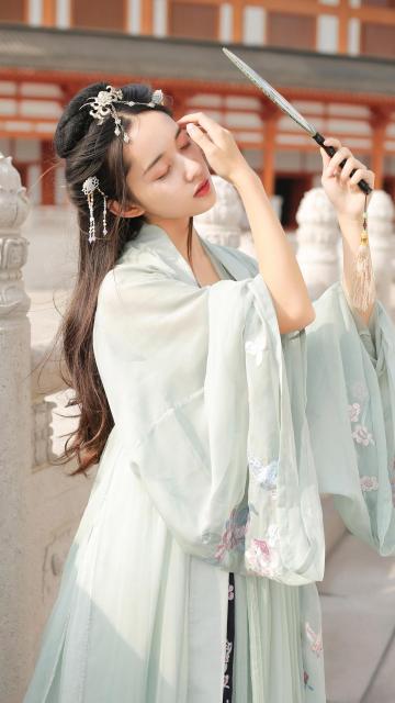 飘逸长发古装美女唯美户外迷人写真
