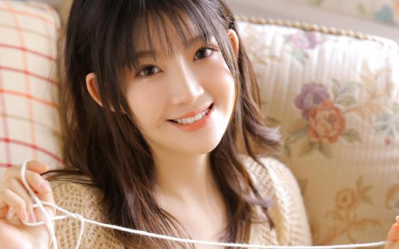 齐刘海女孩甜笑精致唯美迷人写真