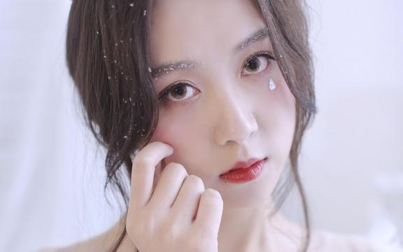 红唇美女大波浪卷发高冷性感妩媚迷人写真
