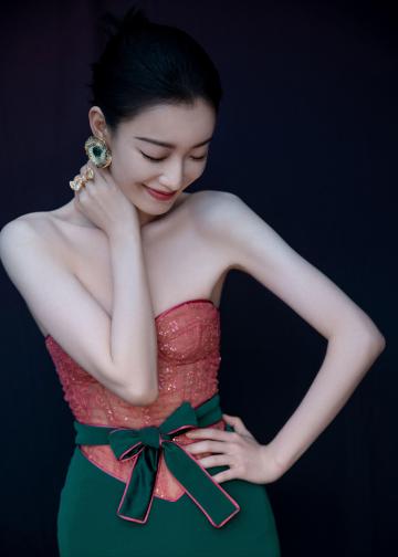 倪妮奢华优雅露肩写真
