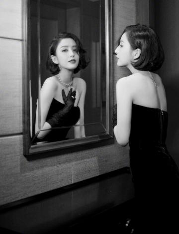 佟丽娅高级黑白质感露肩写真