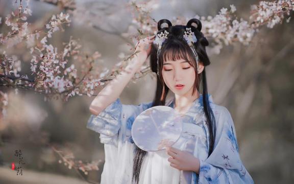 清纯可爱少女风古装迷人写真