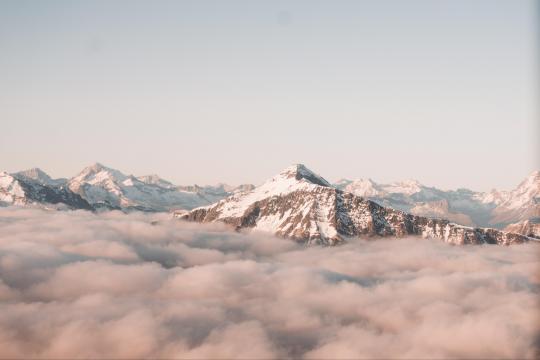 高耸雪山自然风光