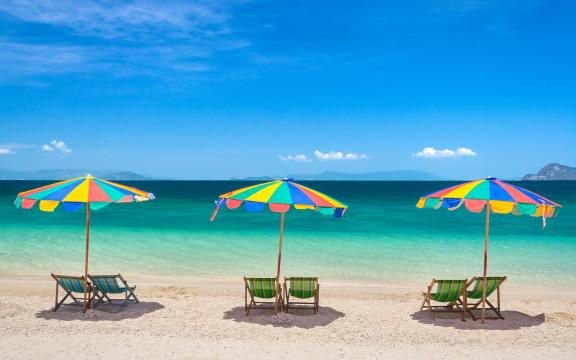 清新明亮的夏日大海