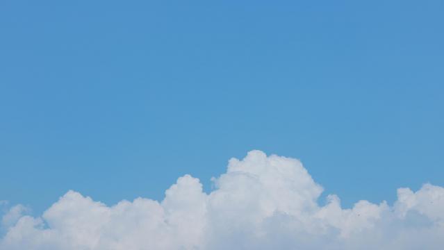 湛蓝清澈的美丽天空