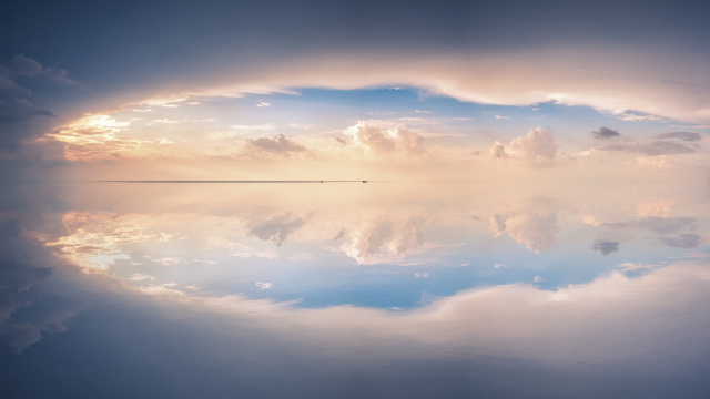 清澈平静湖面胜景