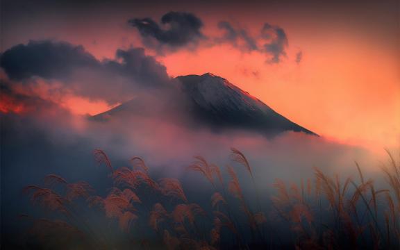 晚霞中的富士山风光