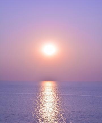 海上柔和的日出风光